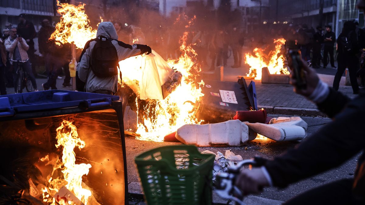 FOTO: Oheň v ulicích a zkáza zachvátily během noci francouzské ulice